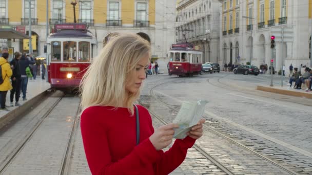 魅力的な女性がリスボン市内から地図上の方向をチェック リスボン ポルトガル 2019年10月15日 — ストック動画
