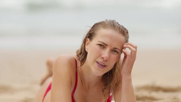 Mulher Bonita Posa Para Câmera Uma Praia Oceano Imagens Viagem — Vídeo de Stock