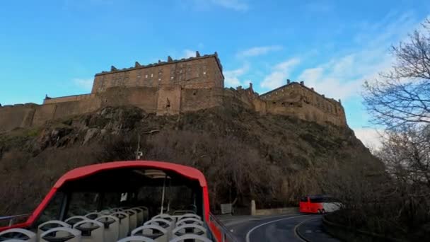 Sightseeing Buss Väg Till Edinburgh Castle Edinburgh Skottland Januari 2020 — Stockvideo