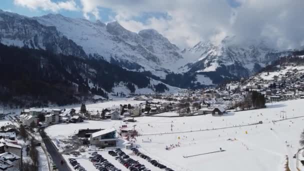 Csodálatos havas téli táj az Alpokban 