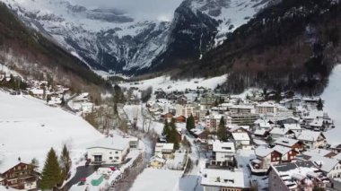 İsviçre 'deki Engelberg Titlis köyünün üzerinde kış uçuşu - hava görüntüleri