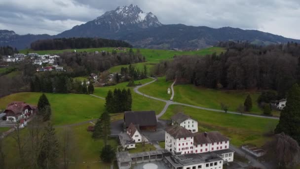 スイスの典型的な風景 航空写真 — ストック動画