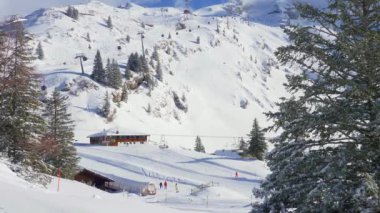 Güneşli bir kış gününde Alpler 'de tipik kar manzaraları - seyahat fotoğrafçılığı