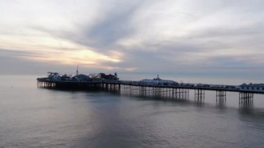 İngiltere 'deki Brighton İskelesi ve Sahili üzerinde inanılmaz bir hava manzarası. İnsansız hava aracı görüntüleri.