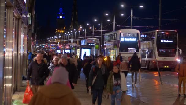 晚上在爱丁堡王子街步行的行人 2020年1月10日 联合王国 德文堡 — 图库视频影像