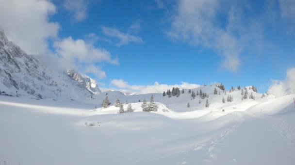 在覆盖着阿尔卑斯山的雪地里 令人惊奇的时光流逝的景象 — 图库视频影像