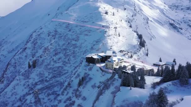 Vuelo Sobre Montañas Nevadas Invierno Maravillosos Alpes Suizos Imágenes Aéreas — Vídeo de stock