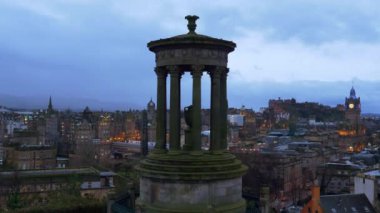 Calton Hill 'den akşam Edinburgh' a inanılmaz bir manzara - Edinburgh, İngiltere - 10 Ocak 2020