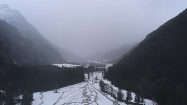 Prachtig Winterlandschap Mist Een Mistige Dag Zwitserse Alpen Luchtfoto — Stockvideo
