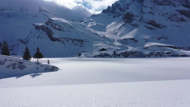 阿尔卑斯山中覆盖着美丽的冬日湖面的雪 无人机镜头 空中摄影 — 图库视频影像