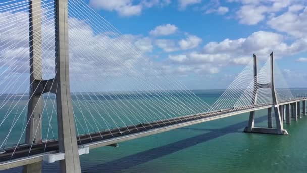 リスボンのヴァスコ ガマ橋の上空からの眺め 航空機のドローン映像 — ストック動画