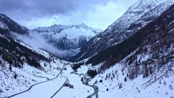 Vlucht Besneeuwde Bergen Zwitserse Alpen Een Winterse Dag Luchtbeelden — Stockvideo