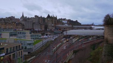 Edinburgh 'daki Waverly İstasyonu üzerinde hava manzarası - EDINBURGH, BİRLİK KINGDOM - 10 Ocak 2020