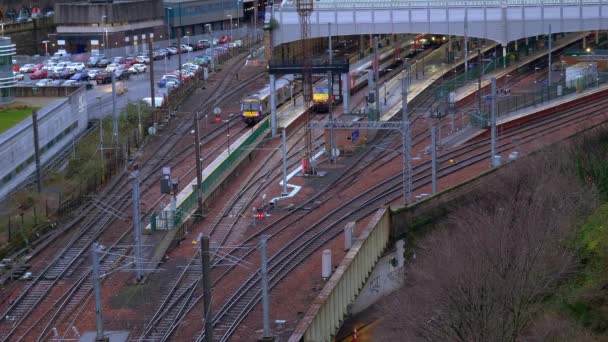 エディンバラのウェーバリー駅上空の空中ビュー イギリス エディンバラ 2020年1月10日 — ストック動画