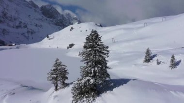 Alplerde kar, Alpler 'i kaplamıştı. İnsansız hava aracı görüntüleri. Hava fotoğrafçılığı.
