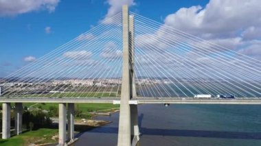 Lizbon 'daki Tejo Nehri üzerindeki ünlü Vasco da Gama Köprüsü. Hava aracı görüntüleri.