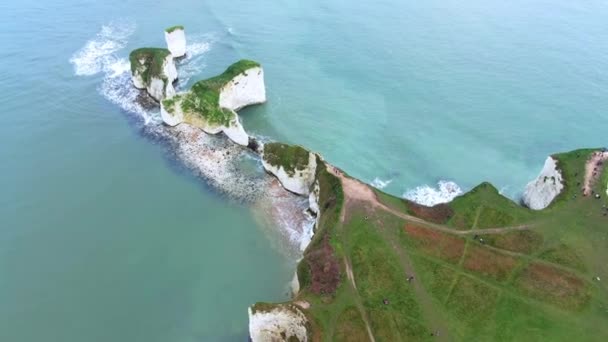 英格兰老哈里岩石上的壮观的空中景观 空中镜头 — 图库视频影像