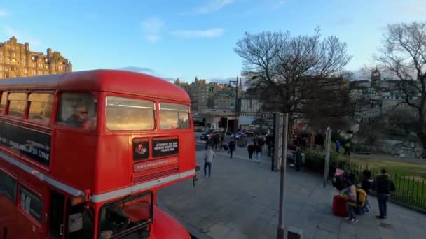 爱丁堡 苏格兰爱丁堡街头的英国茶时间巴士 2020年1月11日 — 图库视频影像