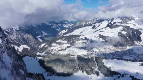 Prachtig Winterlandschap Vlucht Besneeuwde Bergen Luchtfoto — Stockvideo