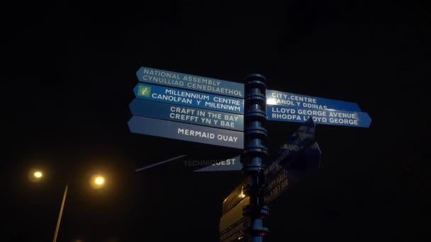 Direction Signs Mermaid Quay Cardiff Wales Night Cardiff United Kingdom — Stock Video