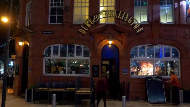 Pub Duke of Wellington à Cardiff Wales la nuit - CARDIFF, WALES - 31 DÉCEMBRE 2019 — Video