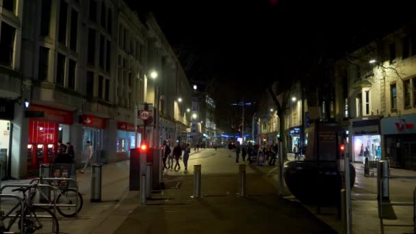 Paisajes urbanos de Cardiff Gales por la noche - CARDIFF, WALES - 31 DE DICIEMBRE DE 2019 — Vídeos de Stock