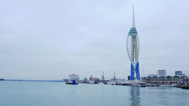 Puerto de Portsmouth Inglaterra con torre Spinnaker - PORTSMOUTH, INGLATERRA - 29 DE DICIEMBRE DE 2019 — Vídeo de stock