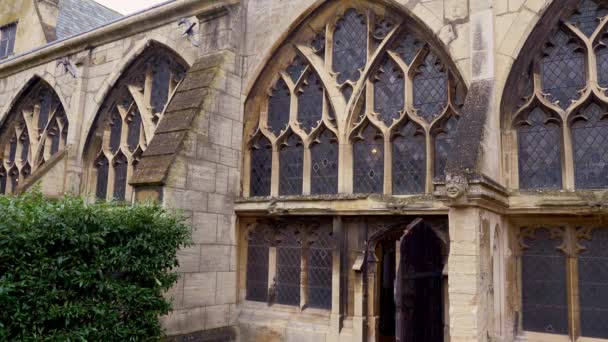 Famous Gloucester Cathedral in England - GLOUCESTER, ENGLAND - JANUARY 1, 2019 — ストック動画