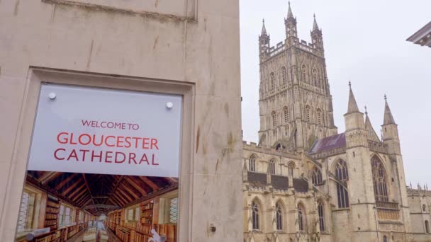 Famosa Catedral de Gloucester en Inglaterra - GLOUCESTER, INGLATERRA - 1 DE ENERO DE 2019 — Vídeos de Stock