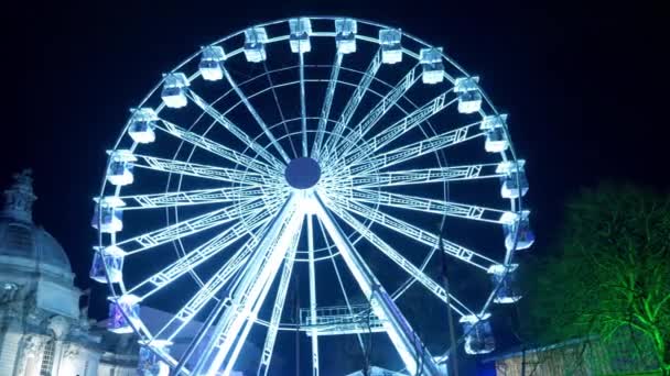 Ruota panoramica nella città di Cardiff in Galles di notte - CARDIFF, WALES - 31 DICEMBRE 2019 — Video Stock