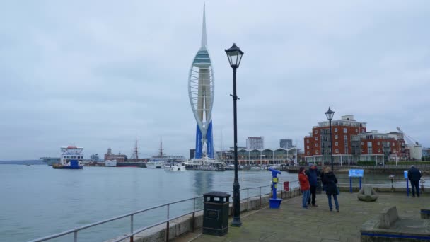 Haven van Portsmouth Engeland met Spinnaker Tower - Portsmouth, Engeland - 29 december 2019 — Stockvideo