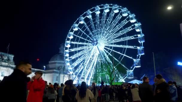 Roda gigante na cidade de Cardiff no País de Gales à noite - CARDIFF, WALES - DEZEMBRO 31, 2019 — Vídeo de Stock