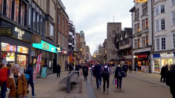 Пешеходная зона в Оксфорде, Англия - ОКСФОРД, Англия - 3 января 2020 года — стоковое видео