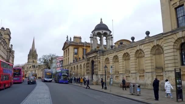 High Street view in Oxford in England - OXFORD, ENGLAND - JANEIRO 3, 2020 — Vídeo de Stock