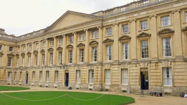 Catedral de la Iglesia de Cristo y la Universidad de Oxford en Oxford Inglaterra - OXFORD, INGLATERRA - 3 DE ENERO DE 2020 — Vídeo de stock