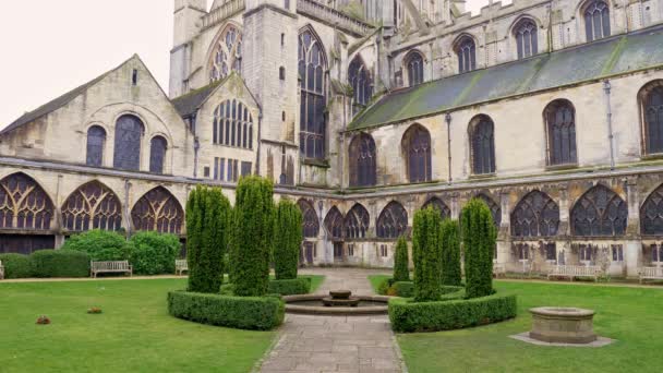 Famosa Catedral de Gloucester en Inglaterra - GLOUCESTER, INGLATERRA - 1 DE ENERO DE 2019 — Vídeo de stock