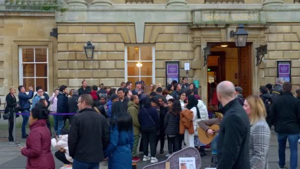 Queue outside the Roman Baths in Bath England - BATH, ENGLAND - DECEMBER 30, 2019 — ストック動画