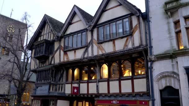Old half-timbered house in Oxford - OXFORD, ENGLAND - JANUARY 3, 2020 — Stockvideo
