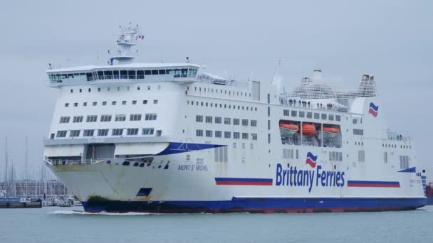 Britanny Ferries at Portsmouth - PORTSMOUTH, ENGLAND - DECEMBER 29, 2019 — ストック動画