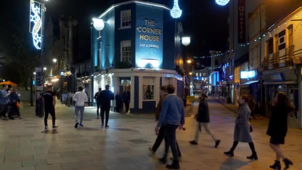 City center of Cardiff Wales at night - CARDIFF, WALES - DECEMBER 31, 2019 — Stock Video