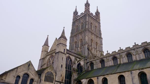 Famous Gloucester Cathedral in England - GLOUCESTER, ENGLAND - JANUARY 1, 2019 — Stok video