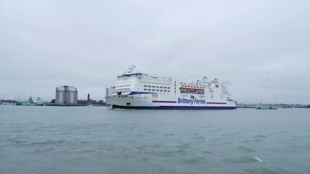Britanny Ferries van Portsmouth naar Portsmouth, Engeland - 29 december 2019 — Stockvideo