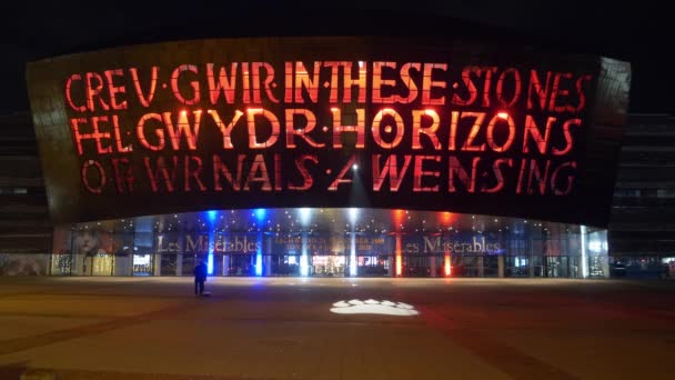 Wales millennium center und donald gordon theater bei cardiff nachts - cardiff, wales - 31.12.2019 — Stockvideo