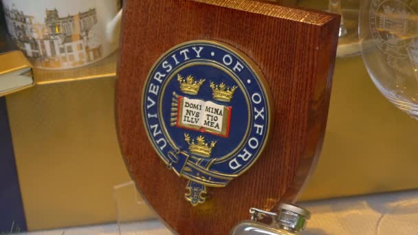 University Of Oxford Shop at High Street in Oxford - OXFORD, ENGLAND - JANUARY 3, 2020 — Stok video
