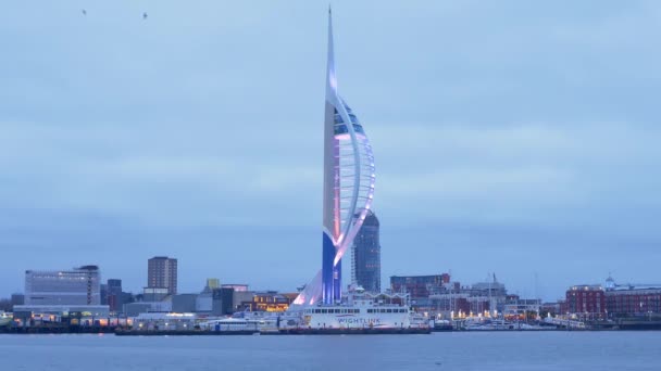 Puerto de Portsmouth Inglaterra con torre Spinnaker - PORTSMOUTH, INGLATERRA - 29 DE DICIEMBRE DE 2019 — Vídeo de stock