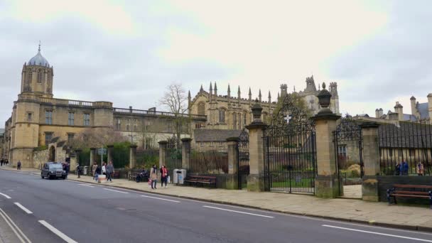 Christ Church Cathedral and Oxford University in Oxford England - OXFORD, ENGLAND - JANUARY 3, 2020 — Stok video