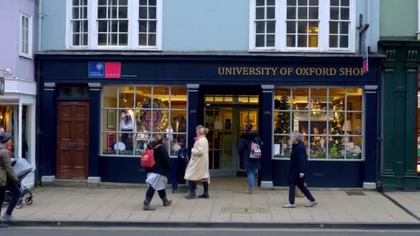 University Of Oxford Shop at High Street in Oxford - OXFORD, ENGLAND - JANUARY 3, 2020 — 图库视频影像