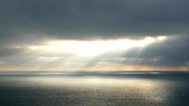 Dramatisk himmel över havet — Stockvideo