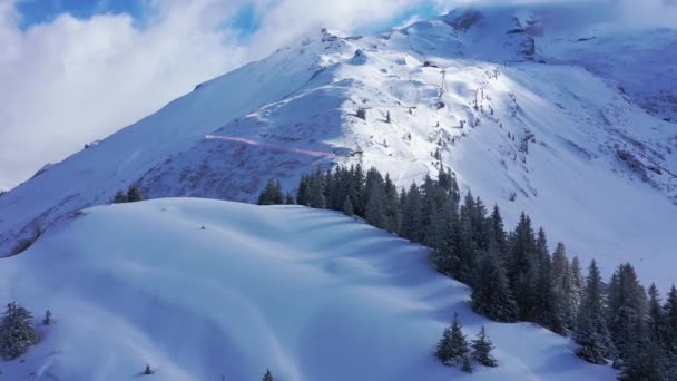 Sněhem pokryté hory - zimní den v Alpách - letecký pohled — Stock video