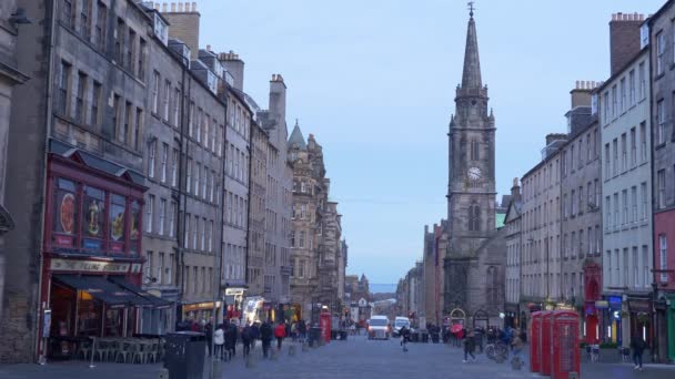 Famous Royal Mile in Edinburgh - EDINBURGH, SCOTLAND - JANUARY 10, 2020 — 图库视频影像